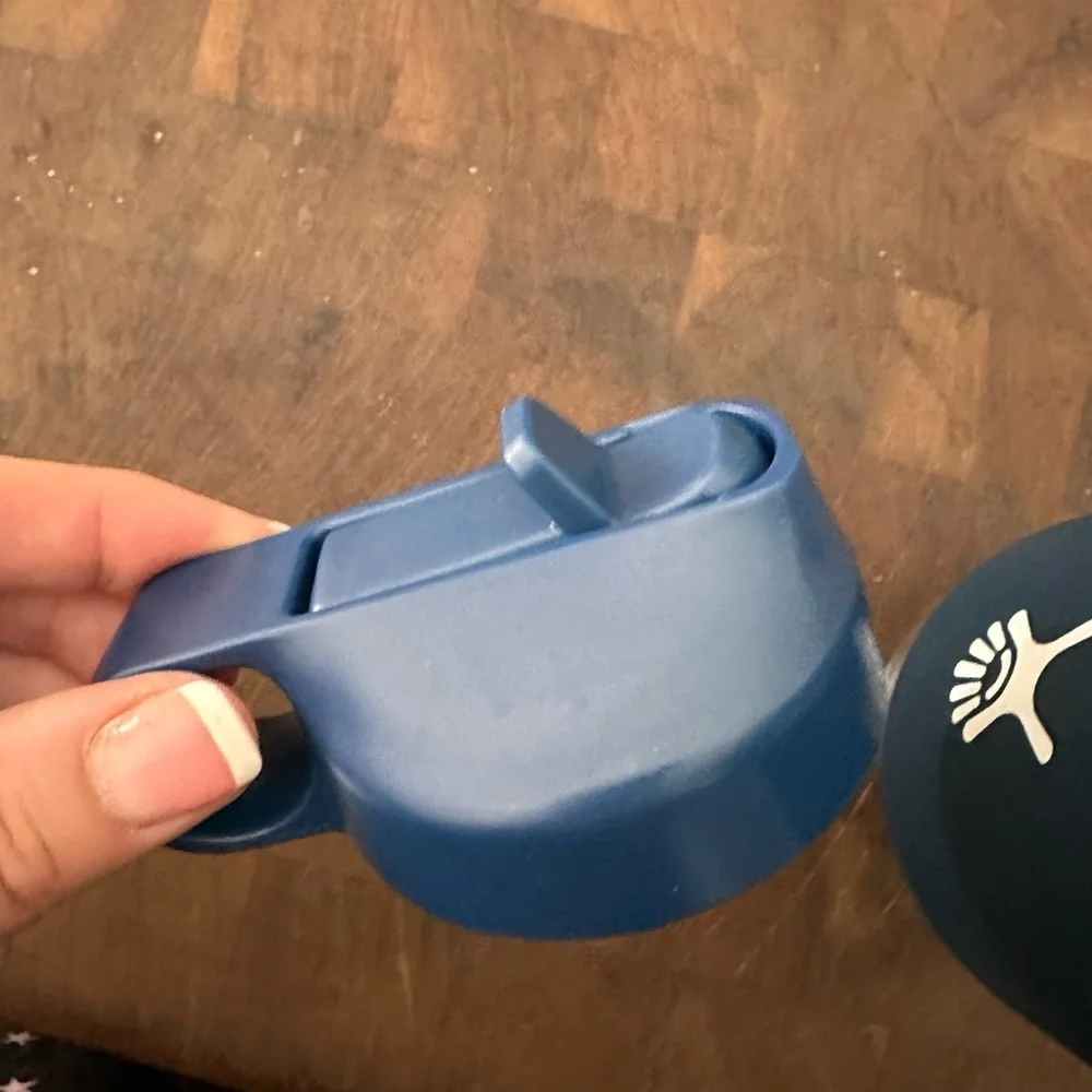 EUC Hydro Flask 32oz insulated cup with sipper top - Picture 6 of 6